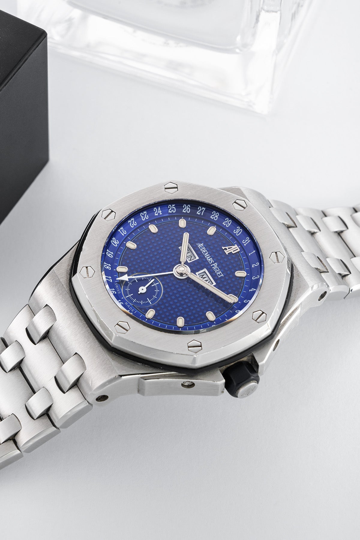 Royal Oak Offshore 25887ST "Yves Klein Dial"